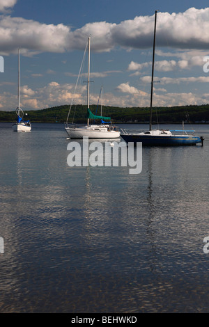 Segelboote in der Presque Isle Marina in Marquette Michigan Lake Superior in den USA Great Lakes Niemand Niemand Hi-res Stockfoto