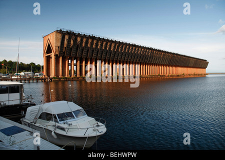 Historisches Ore Dock in Lower Harbor am Lake Superior in Marquette Michigan USA Niedrigwinkel Niemand keine Hi-res Stockfoto