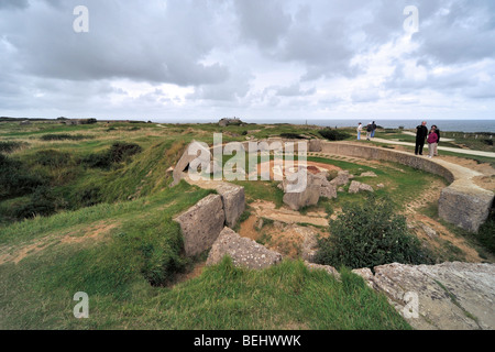 Zweiten Weltkrieg zwei Website mit bombardiert WW2 Bunker an der Pointe du Hoc, Normandie, Frankreich Stockfoto