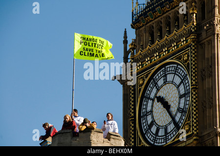 Protest von Greenpeace-Aktivisten, die das Dach des Parlaments zu besetzen und Banner sagen Änderung der Politik zu retten das Klima Stockfoto