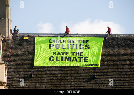 Protest von Greenpeace-Aktivisten, die das Dach des Parlaments zu besetzen und Banner sagen Änderung der Politik zu retten das Klima Stockfoto