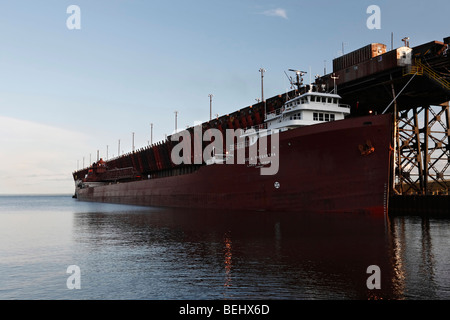 Ein Schiff am Upper Harbor Ore Dock am Lake Superior in Marquette Michigan MI USA, Niedrigwinkelanflug Niemand Hi-res Stockfoto