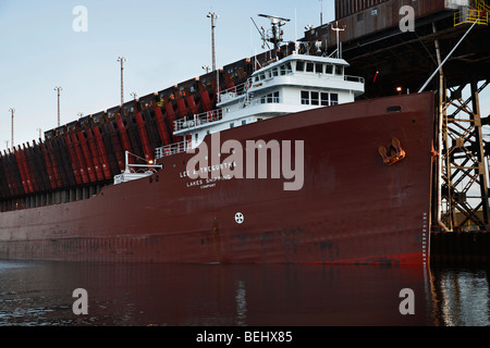 Ein Schiff am Upper Harbor Ore Dock am Lake Superior in Marquette Michigan MI USA Sonnenaufgang Tiefwinkelfotos Bilder horizontal hochauflösende Bilder Stockfoto