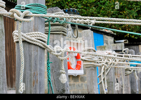 Seile verknotet, um hölzerne Liegeplatz Pfosten am Port Racine, dem kleinsten Hafen in Frankreich in Saint-Germain-des-Vaux, Normandie Stockfoto