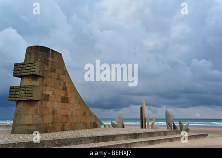 Die WW2 amerikanischen d-Day Landung Omaha Beach Signal-Denkmal auf dem Deich bei Saint-Laurent-Sur-Mer, Normandie, Frankreich Stockfoto