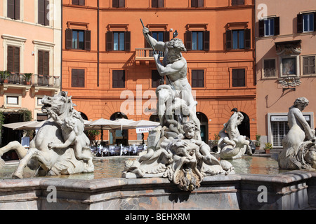 Fontana del Nettuno in Café-gesäumten Piazza Navona-Rom Stockfoto