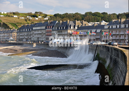 Wellen, die in Deich bei Saint-Valery-En-Caux, Seine-Maritime, Haute-Normandie, Normandie, Frankreich Stockfoto