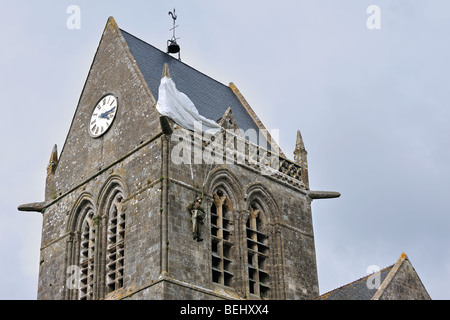 Weltkrieg zwei Fallschirm Denkmal zu Ehren des WW2 Fallschirmspringer John Steele am Kirchturm, Sainte-Mère-Église, Normandie, Frankreich Stockfoto