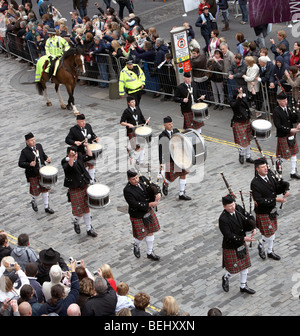 Schottische Pipe Band das Reiten der Märsche Edinburgh Schottland UK Stockfoto