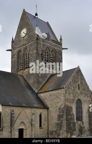 Weltkrieg zwei Fallschirm Denkmal zu Ehren des WW2 Fallschirmspringer John Steele am Kirchturm, Sainte-Mère-Église, Normandie, Frankreich Stockfoto