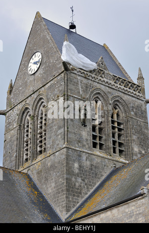 Weltkrieg zwei Fallschirm Denkmal zu Ehren des WW2 Fallschirmspringer John Steele am Kirchturm, Sainte-Mère-Église, Normandie, Frankreich Stockfoto