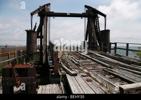Wawatam Lighthouse und altes Railroad Dock am Lake Huron in Saint Ignace Michigan MI Bilder von oben horizontalen USA Hi-res Stockfoto