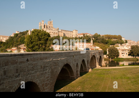 Kathedrale St. Nazaire und Pont Vieux, Beziers, Frankreich Stockfoto