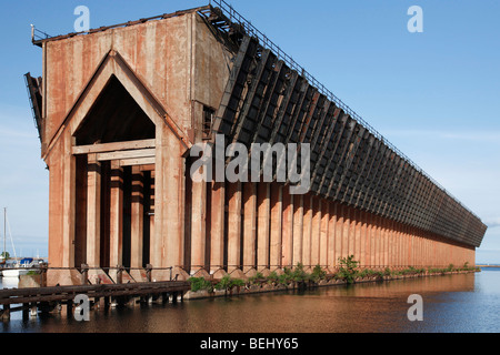 Historisches Ore Dock in Lower Harbor am Lake Superior in Marquette Michigan USA Niedrigwinkel Niemand keine Hi-res Stockfoto