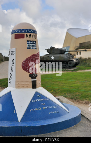 Den zweiten Weltkrieg zwei Meilenstein 00-Marker in der Nähe der WW2 Utah Beach Landing Museum, Sainte-Marie-du-Mont, Normandie, Frankreich Stockfoto