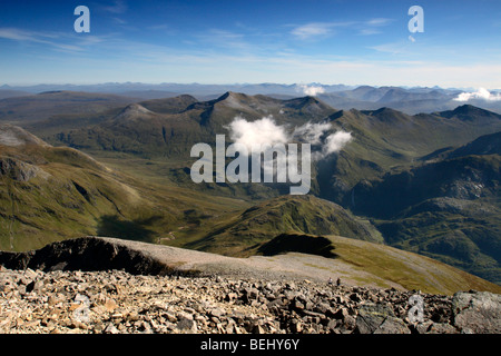 Blick in Richtung Càrn Mòr Dearg Grat vom Gipfel des Ben Nevis, Schottland, Vereinigtes Königreich Stockfoto