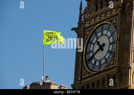 Protest von Greenpeace-Aktivisten, die das Dach des Parlaments zu besetzen und Banner sagen Änderung der Politik zu retten das Klima Stockfoto