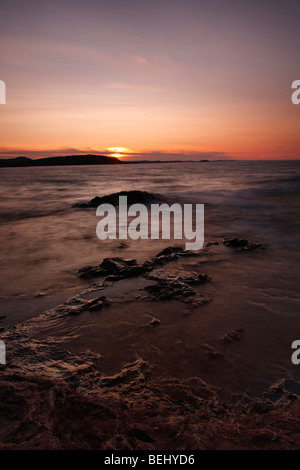 Dramatischer Lake Superior Sommer orange Sonnenuntergang in Michigan USA von oben Blick Great Lakes Niemand Niemand Hi-res Stockfoto