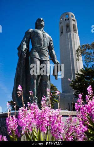 Eine Statue von Christopher Columbus vor Coit Tower in San Francisco. Stockfoto