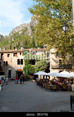 Cafe am Liberty Square, Saint-Guilhem-le-Desert Village, Frankreich Stockfoto