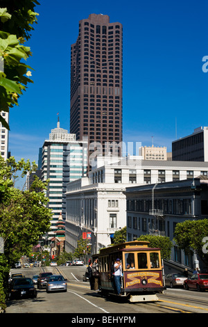 California Street in San Francisco als eine Seilbahn blickte erklimmt den Hügel. Stockfoto