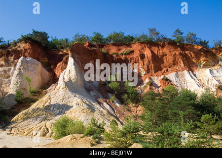 Felsen des alten Steinbruchs Ocker, Colorado Provençal bei Rustrel, Vaucluse, Provence-Alpes-Côte d ' Azur, Provence, Frankreich Stockfoto