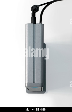 externe Festplatte von oben mit leuchtenden blauen Licht Stockfoto