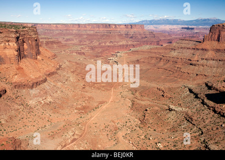 Blick auf White Rim Trail, 4 x 4 Road, Canyonlands National Park, Utah. Stockfoto