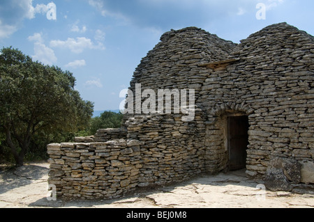 Der restaurierte Dorf des Bories mit seinen traditionellen Stein gallischen Hütten, Gordes, Vaucluse, Provence Alpes Côte d ' Azur, Frankreich Stockfoto