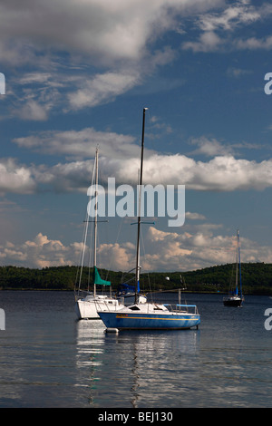 Segelboote in der Presque Isle Marina in Marquette Michigan Lake Superior USA Great Lakes Niemand Niemand Hi-res Stockfoto