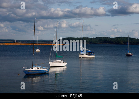 Segelboote an der Presque Isle Marina in Marquette Michigan Lake Superior in den USA USA von oben Great Lakes keiner horizontal hochauflösende See Stockfoto