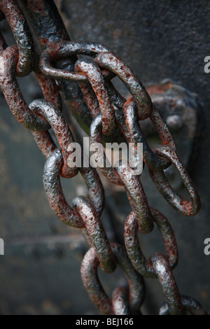 Altes rostiges Stahlkettenglied Nahaufnahme voller verschwommener Hintergrund Hi-res Stockfoto
