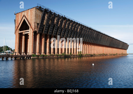 Historisches Ore Dock in Lower Harbor am Lake Superior in Marquette Michigan USA Niedrigwinkel Niemand keine Hi-res Stockfoto