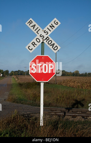 Bahnübergang Zeichen, im Osten der USA, durch Dembinsky Foto Assoc Stockfoto