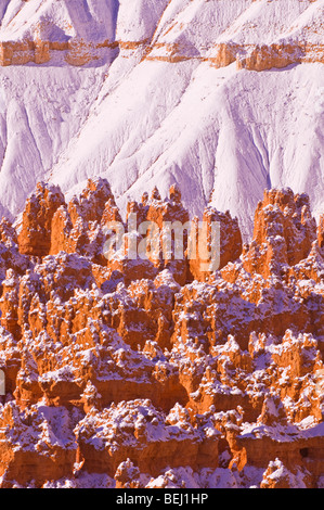 Neuschnee auf Felsformationen in die Stille Stadt, Bryce-Canyon-Nationalpark, Utah Stockfoto