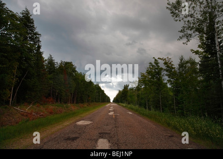 Obere Halbinsel Michigan MI eine leere Straße mit niedrigem Winkel Bilder Bilder Fotos Fotos Fotografie große hohe Auflösung horizontal in den USA hohe Auflösung US-Hochauflösung Stockfoto