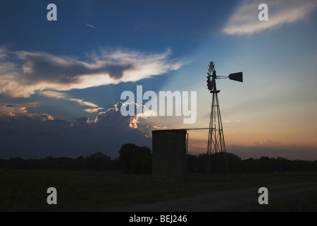 Windmühle bei Sonnenuntergang, Sinton, Fronleichnam, Coastal Bend, Texas, USA Stockfoto