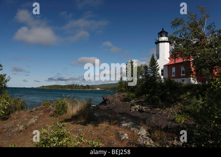 Eagle Harbor White Lighthouse am Lake Superior Upper Peninsula Michigan in den USA US-Landschaft blauer Himmel Wasser außerhalb des Horizonts Wolkenlandschaft Niemand Hi-res Stockfoto