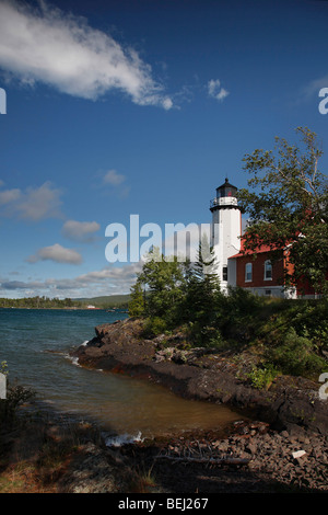 Eagle Harbor weiß Lighthouse Lake Superior Upper Peninsula Michigan in den USA Landschaft blauer Himmel außerhalb des Horizonts Wolkenlandschaft niemand vertikal hochauflösende Bilder Stockfoto