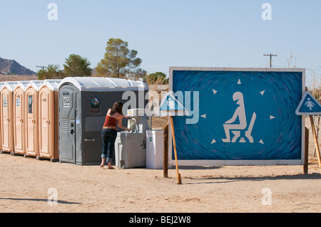 Joshua Tree Roots Music Festival California Mobiltoiletten Stockfoto