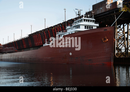 Ein Schiff am Upper Harbor Ore Dock am Lake Superior in Marquette Michigan MI in USA, USA, Niemand Low-angle Front View View horizontal Hi-res Stockfoto