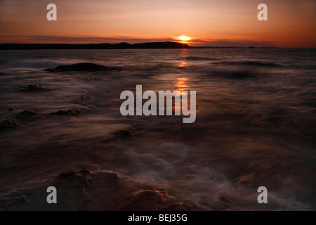 Der orangefarbene Sonnenuntergang über dem Lake Superior Presque Isle State Park Marquette Upper Peninsula Michigan MI Verkauf auf alamy horizontal in USA US hochauflösend Stockfoto