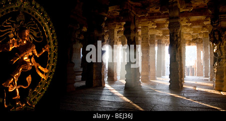 Nataraja, Dancing Lord Shiva Statue überlagert mit alten indischen Tempel in Lepakshi, Andhra Pradesh, Indien Stockfoto