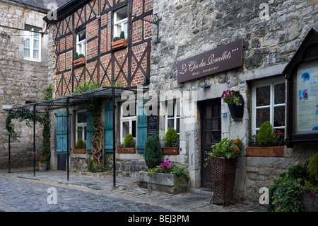 Häuser und Restaurants in Naturstein in Gasse am Durbuy, die kleinste Stadt der Welt, belgische Ardennen, Luxemburg, Belgien Stockfoto