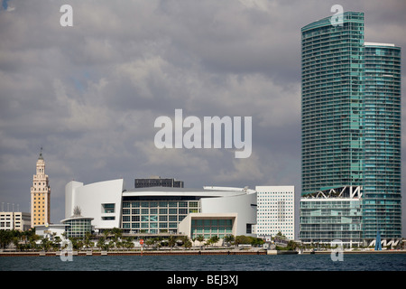 American Airlines Arena mit Mango's Restaurant und Freedom Tower mit Hochhaus-Wohnanlage in der Nähe an der Biscayne Bay Stockfoto