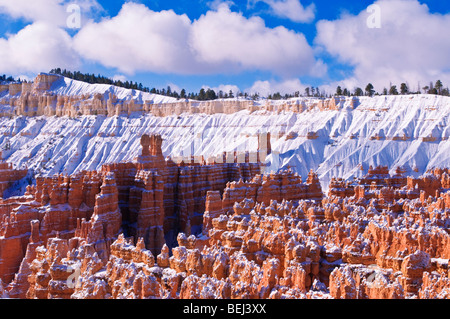 Neuschnee auf Felsformationen in die Stille Stadt, Bryce-Canyon-Nationalpark, Utah Stockfoto