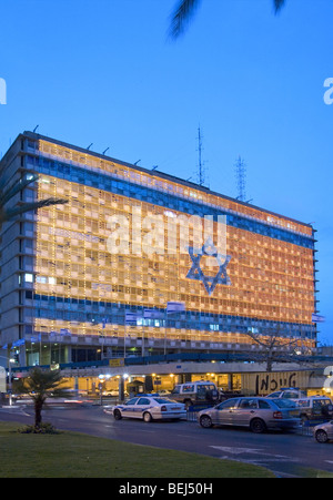 Flagge von Israel erstellt von Glühbirnen auf dem Tel Aviv Gemeinde aufbauend auf Israels 58. Jahrestag. Stockfoto