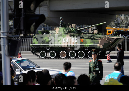 Nachverfolgte Schützenpanzer verlassen die Parade 60. Jahrestag der Volksrepublik China. 1. Oktober 2009 Stockfoto