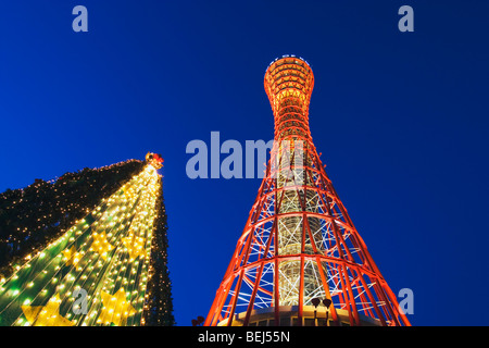 Low Angle Blick auf den beleuchteten Hafen Turm bei Nacht, Kobe, Hyogo Präfektur, Japan Stockfoto