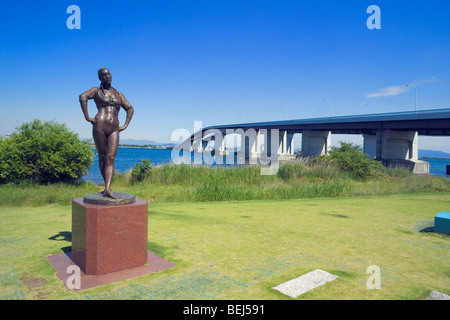 Statue auf dem Biwako-Ohashi in Otsu, Japan Stockfoto